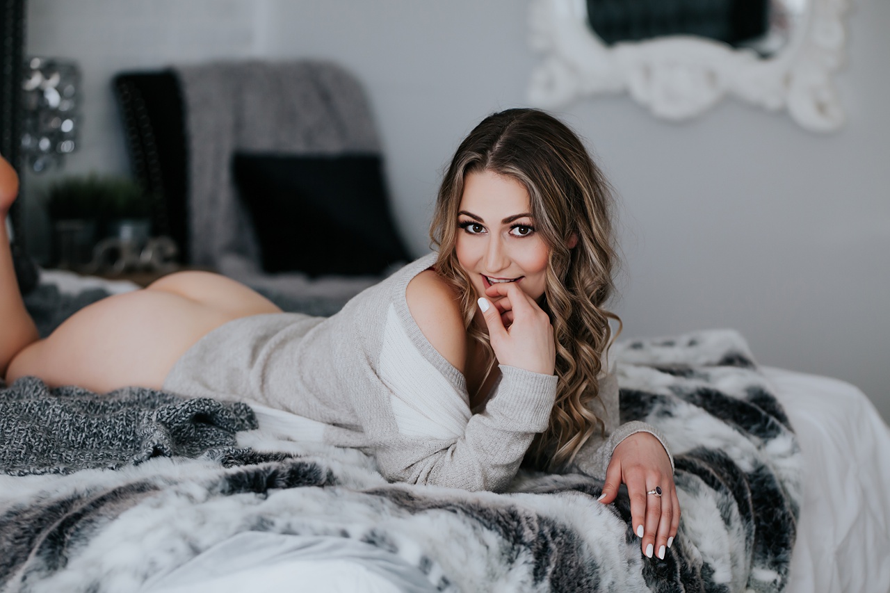 https://www.redbloomphotography.com/wp-content/uploads/2020/01/09-14286-post/Canmore_boudoir_photographer_0097.jpg