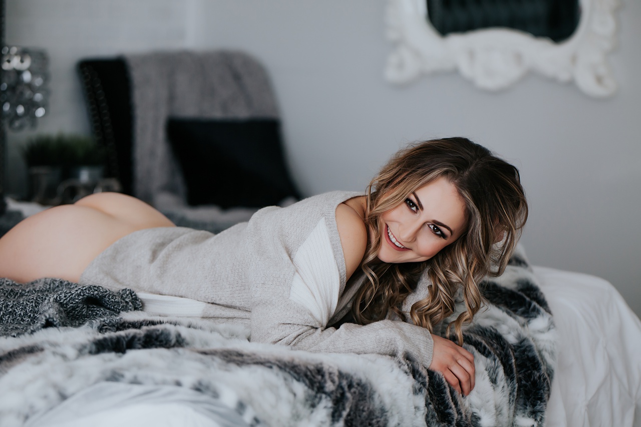 https://www.redbloomphotography.com/wp-content/uploads/2020/01/09-14286-post/Canmore_boudoir_photographer_0098.jpg